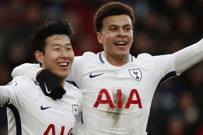 Selebrasi penyerang Tottenham Hotspur, Son Heung-min (kiri), saat merayakan gol yang ia cetak ke gawang Bournemouth bersama gelandang Dele Alli dalam laga Liga Inggris 2017-2018 di Stadion Vitality, Bournemouth, Inggris, pada Minggu (11/3/2018).