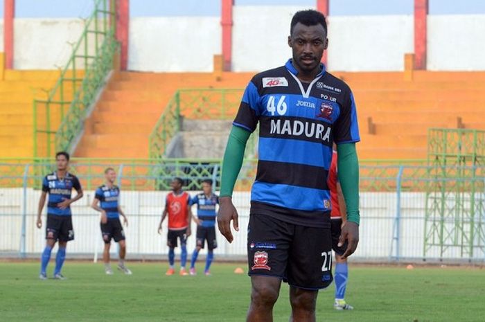 Guy Junior saat mengikuti latihan pertama kali bersama Madura United di Stadion Gelora Bangkalan, Jawa Timur (25/08/2016).