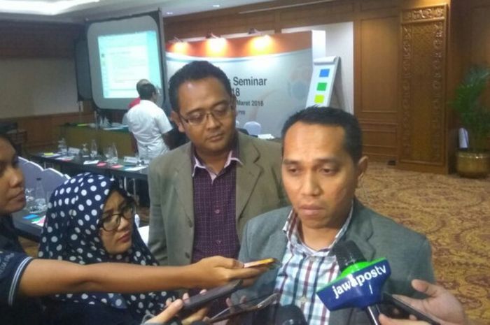 Chief Operating Officer PT LIB (Liga Indonesia Baru) Tigor Shalom Boboy menjelaskan modifikasi Law of The Game yang bakal diterapkan Liga 1 musim 2018 di Hotel Sultan, Jakarta, Jumat (2/3/2018).