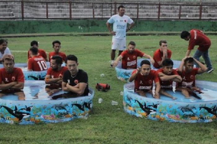 Sebanyak 11 pemain yang bermain starter ketika menghadapi Bhayangkara FC, 19 Oktober lalu, berendam air yang diisi es batu di Stadion Mattoanging, Sabtu (21/10/2017). 