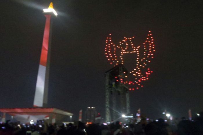 Konfigurasi lambang negara Burung Garuda yang dibentuk oleh drone pada acara Menteri Pemuda dan Olahraga Republik Indonesia (Menpora RI) Imam Nahrawi mengapresiasi acara Countdown (hitung mundur) Asian Games 2018 yang diselenggarakan di Monumen Nasional (Monas), Jakarta, Jumat (18/8/2017).