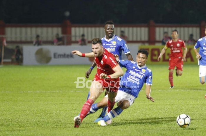 Marko Simic dijatuhkan Dedi Kusnandar pada laga Persija vs Persib di Stadion PTIK, Jakarta, Sabtu (30/6/2018).