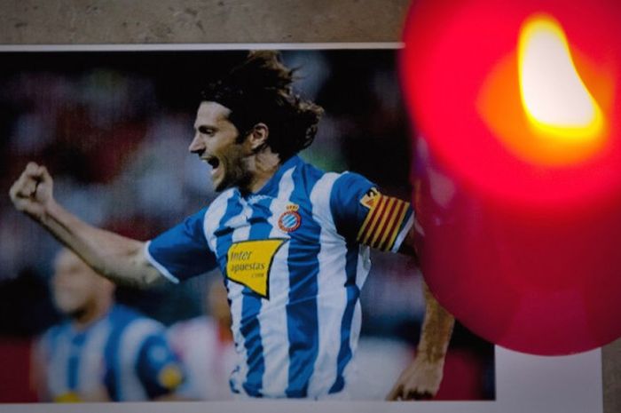 Sebuah lilin tanda berkabung diletakkan di atas foto kapten Espanyol, Dani Jarque, yang wafat pada 8 Agustus 2009.