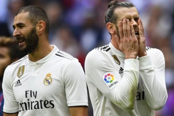 Ekspresi penyerang Real Madrid, Gareth Bale (kanan) dan Karim Benzema, dalam partai Liga Spanyol lawan Levante di Santiago Bernabeu, Madrid, 20 Oktober 2018.