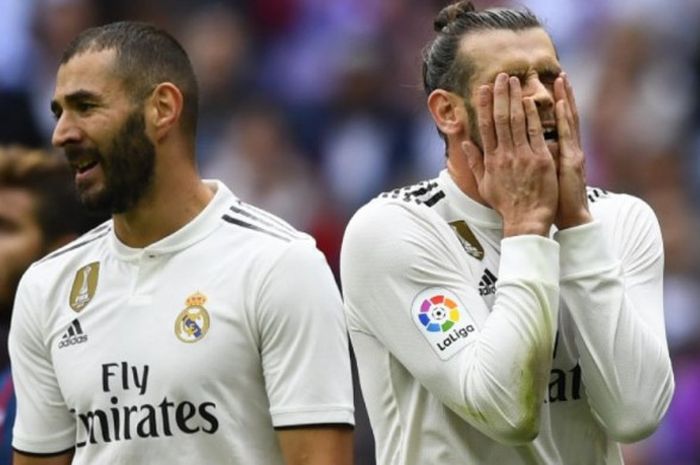  Ekspresi penyerang Real Madrid, Gareth Bale (kanan) dan Karim Benzema, dalam partai Liga Spanyol lawan Levante di Santiago Bernabeu, Madrid, 20 Oktober 2018. 