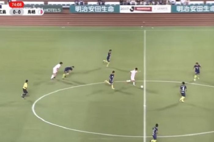 Penyerang Sagan Tosu asal Korea Selatan, Dong-Geon Cho, mencetak gol dari tengah lapangan di Liga Jepang, Minggu (30/07/2017).