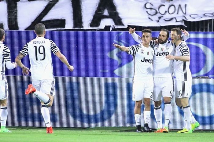 Penyerang Juventus, Gonzalo Higuain (kedua dari kanan), merayakan gol yang dia cetak ke gawang Cagliari dalam laga Serie A di Stadion Sant'Elia, Cagliari, Italia, 12 Februari 2017.