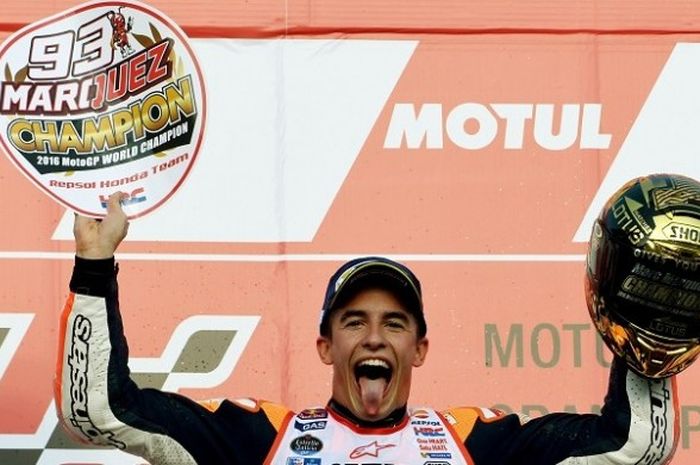 Pebalap Repsol Honda Team asal Spanyol, Marc Marquez, berpose merayakan gelar juara dunia kelimanya di semua kelas setelah memenangi GP Jepang di Sirkuit Twin Ring Motegi, Minggu (16/10/2016).
