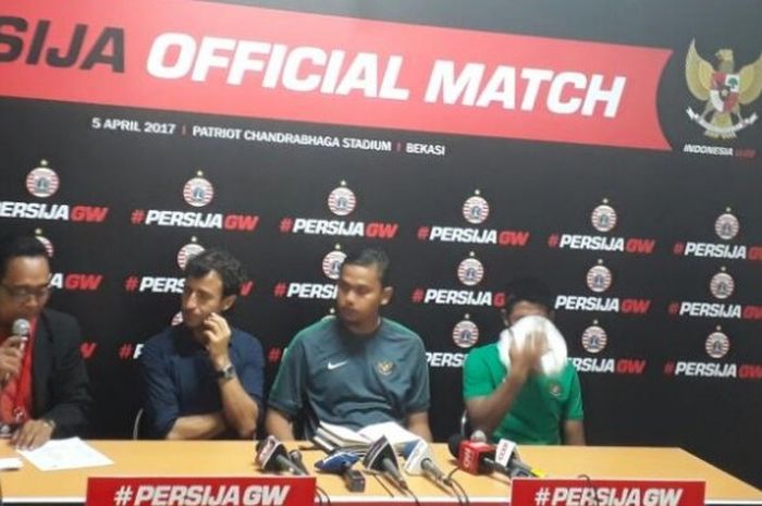 Pelatih timnas Indonesia U-22, Luis Milla (kedua dari kiri), memberikan keterangan dalam jumpa pers pascalaga uji coba lawan Persija di Stadion Patriot, Bekasi, 5 April 2017.