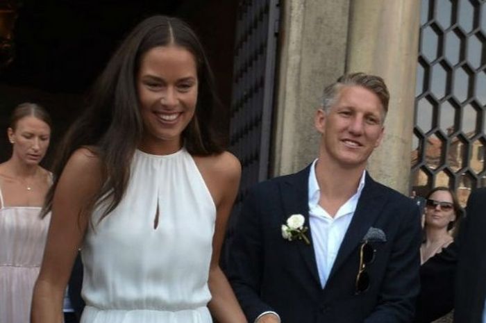 Petenis Serbia, Ana Ivanovic dan gelandang Manchester United, Bastian Schweinsteiger, melangkah keluar dari kantor catatan sipil Venesia, Italia, setelah resmi menikah di kota tersebut, Selasa (12/7/2016). 