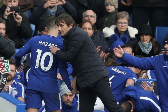  Manajer Chelsea, Antonio Conte (kanan), menepuk punggung Eden Hazard yang ditarik keluar dalam laga Liga Inggris kontra Newcastle United di Stadion Stamford Bridge, London, pada 2 Desember 2017.   