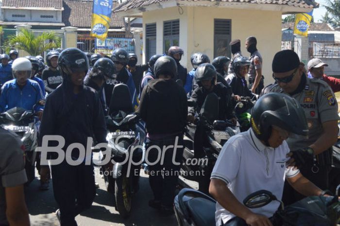 Sejumlah polisi melakukan pengamanan Stadion Sultan Agung, Bantul, jelang laga derbi Yogyakarta, antara PSIM Yogyakarta Vs PSS Sleman  dalam lanjutan Liga 2, Kamis, (26/7/2018)
