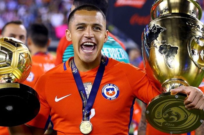 Penyerang tim nasional Chile, Alexis Sanchez, memamerkan dua gelar yang ia dapatkan usai menaklukkan Argentina di final Copa America Centenario di Stadion MetLife, New Jersey. Amerika Serikat, pada 26 Juni 2016.