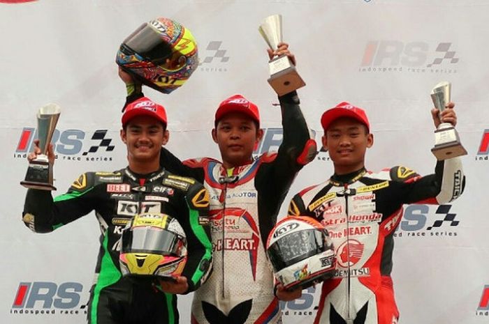 Pebalap Astra Honda Motor (AHM), Rheza Danica Ahrens (kanan) berpose di podium ketiga pada balap anpertama Kejuaraan Nasional 250cc Indospeed Race Series seri kelima di Sirkuit Sentul, Sabtu (11/11/2017).
