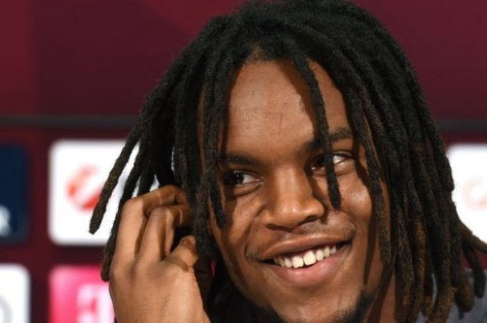 Gelandang FC Bayern Muenchen, Renato Sanches, ketika menghadiri konferensi pers perdananya di klub tersebut, Sabtu (6/8/2016). 