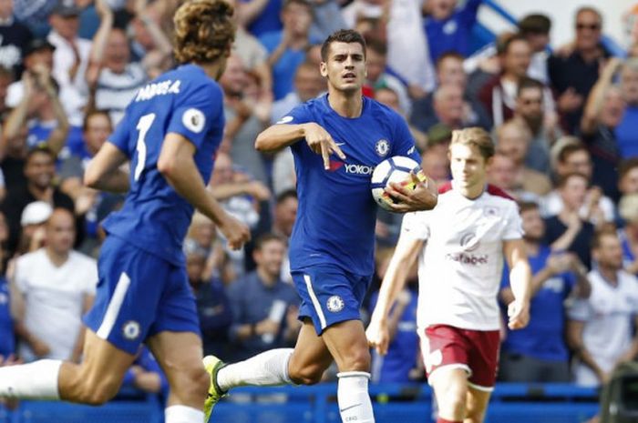 Striker Chelsea, Alvaro Morata, merayakan gol yang ia cetak ke gawang Burnley pada ajang Liga Inggris di Stamford Bridge, Sabtu (12/8/2017).