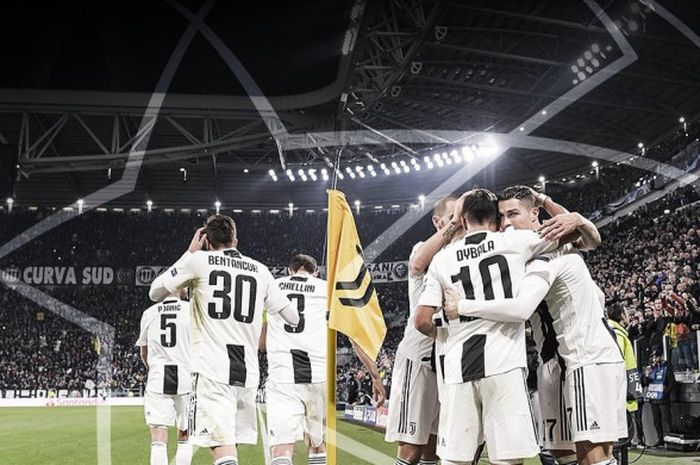 Para pemain Juventus merayakan gol yang dicetak oleh Mario Mandzukic dalam laga Grup H Liga Champions melawan Valencia di Stadion Allianz, Turin, Italia pada 27 November 2018.