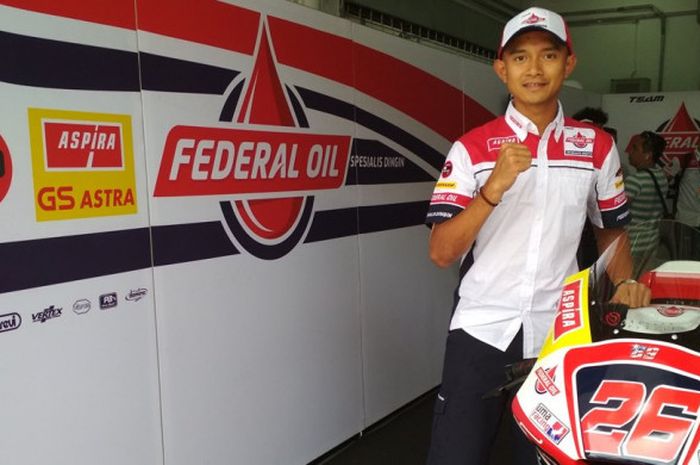 Pebalap Indonesia, Dimas Ekky, berpose di garasi tim Federal Oil Gresini, di Sirkuit Sepang, Malaysia, Minggu (29/10/2017).