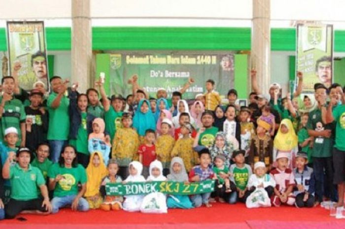Komunitas Suporter Persebaya, Bonek SKJ 27 bersama dengan Yayasan Sobo Wani yang didirikanya.