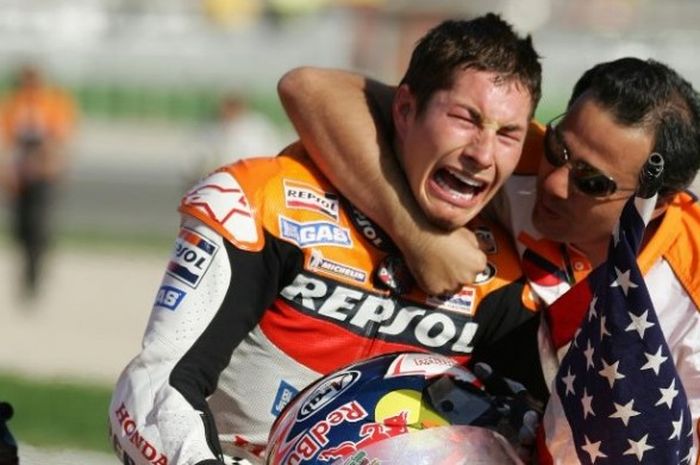 Pebalap MotoGP asal Amerika Serikat, Nicky Hayden, menangis terharu setelah memastikan diri meraih gelar juara dunia MotoGP 2006. Titel itu diraih Hayden setelah berhasil finis ketiga pada seri balap terakhir, GP Valencia di Sirkuit Ricardo Tormo, Cheste, Spanyol, 29 Oktober 2006.