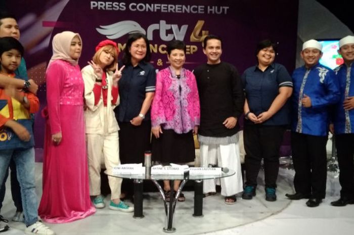 Petinggi RTV dan para pengisi program siaran berpose dalam  acara jumpa pers Ulang Tahun RTV dan Rangkaian Program Spesial Ramadan 2018 di Cawang, Jakarta, 2 Mei 2018.