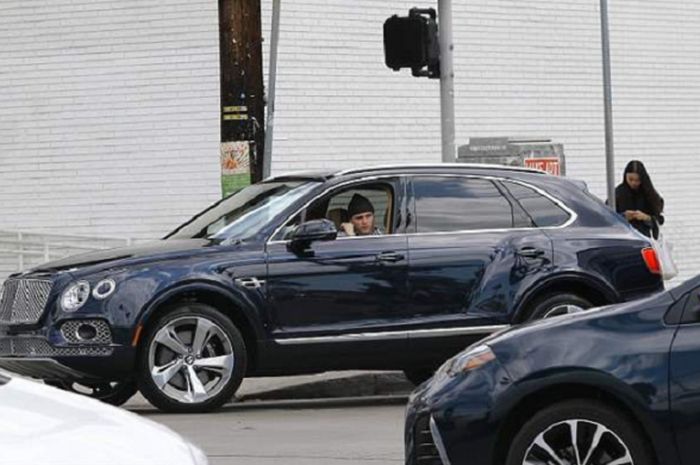  Brooklyn Beckham saat menuju ke restoran tempat makan siang bersama keluarga, Kamis (19/4/2018). 