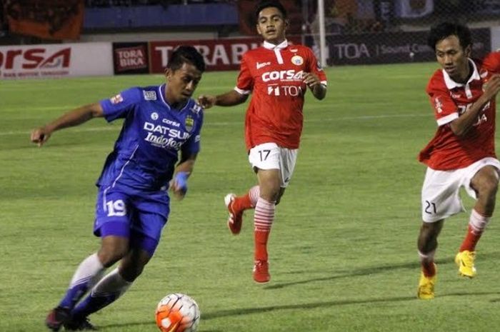 Winger potensial Persib, Febri Hariyadi (kiri) dan gelandang muda Persija, Abrizal Umanailo (tengah) saat bersua dalam laga TSC 2016 di Stadion Manahan, Solo, Sabtu (5/11/2016) malam. Febri dan Abrizal usianya baru 20 tahun awal. 