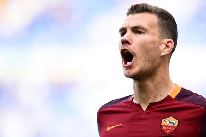 Ekspresi striker AS Roma, Edin Dzeko, usai mencetak gol ke gawang Lazio dalam laga lanjutan Serie A 2015-2016 di Stadion Olympic, Roma, 3 April 2016.