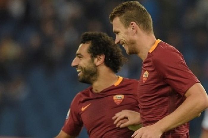 Mohamed Salah dan Edin Dzeko merayakan gol AS Roma ke gawang Crotone pada lanjutan Serie A di Stadion Olimpico, Rabu (21/9/2016). 