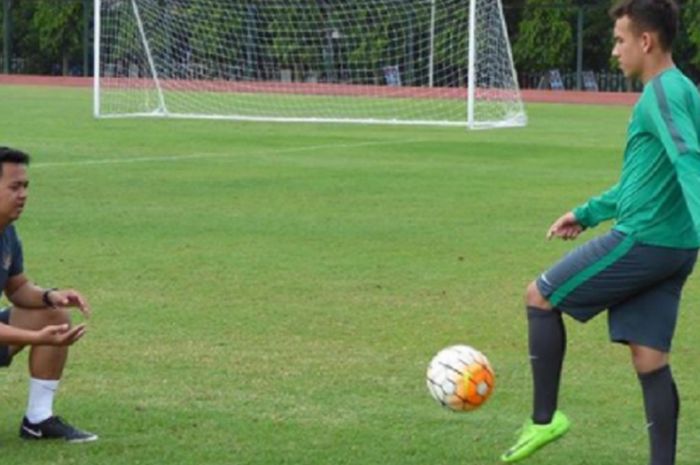 Asep Aziz sedang memantau kondisi Egy Maulan Vikri untuk kesiapannya melakukan pertandingan.