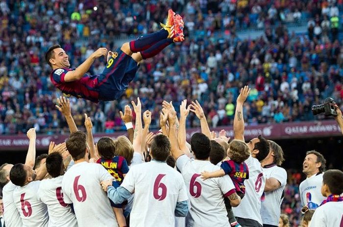 Gelandang Barcelona, Xavi Hernandez, diarak oleh rekan setimnya di penghujung laga lanjutan La Liga 2014-2015 melawan Deportivo La Coruna di Stadion Camp Nou, Barcelona, pada 23 Mei 2015.