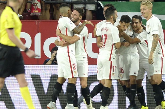 Selebrasi para pemain Sevilla merayakan gol yang dicetak Wissam Ben Yedder (kedua dari kanan), ke gawang Real Madrid dalam laga La Liga Spanyol 2018-2019 di Stadion Ramon Sanchez Pizjuan, Seville, Spanyol, pada Rabu (26/9/2018).