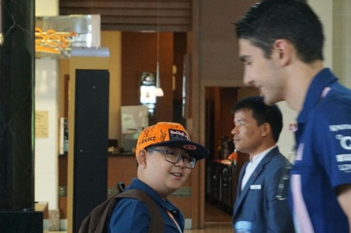 Penggemar cilik Formula 1, Evan Jonatan, memerhatikan Esteban Ocon (Force India) di sela penyelenggaraan GP Malaysia di Sirkuit Sepang, Minggu (1/10/2017).