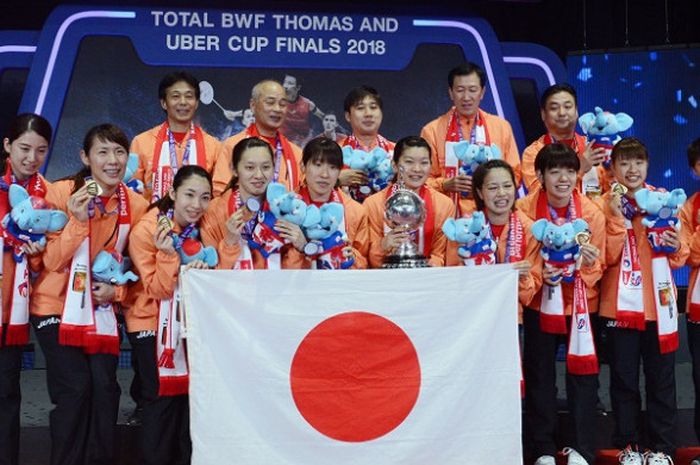 Tim putri Jepang berpose di podium seusai memastikan diri sebagai juara Piala Uber 2018 dengan mengalahkan Thailand, 3-0 pada babak final yang berlangsung di Impact Arena, Bangkok, Thailand, Sabtu (26/5/2018).