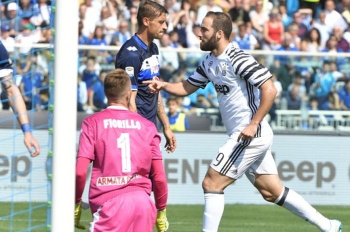 Penyerang Juventus, Gonzalo Higuain, melakukan selebrasi setelah mencetak gol ke gawang US Pescara di Stadion Adriatico, Sabtu (15/4/2017) waktu setempat.