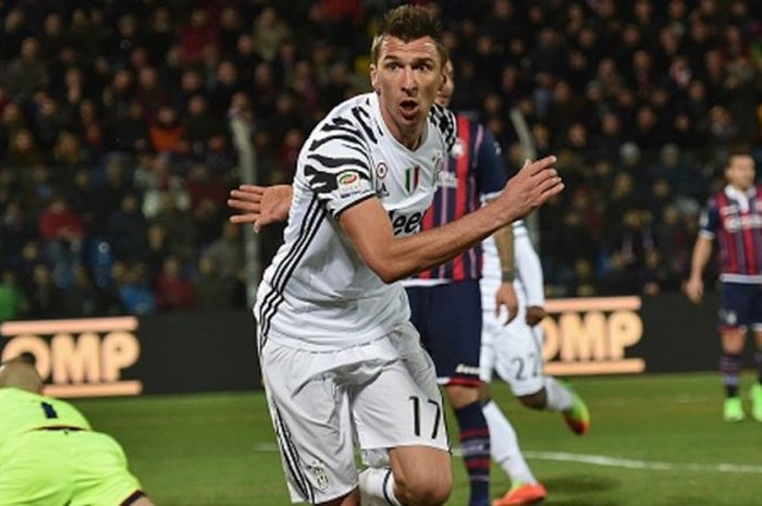 Striker Juventus, Mario Mandzukic, merayakan golnya ke gawang Crotone dalam laga Serie A 2016-2017 di Stadio Comunale Ezio Scida pada 8 Februari 2017.