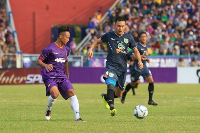 Pemain Persik mencoba menghadang laju pilar Persela, Shohei Matsunaga (kanan) pada laga putaran pertama Piala Indonesia 2018 di Stadion Brawijaya, Kota Kediri, 15 Mei 2018. 