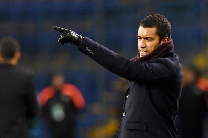 Pelatih Feyenoord, Giovanni van Bronckhorst, memberikan instruksi kepada anak-anak asuhnya dalam laga Grup F Liga Champions kontra Shakhtar Donetsk di Stadion Metalist, Kharkiv, Ukraina, pada 1 November 2017.