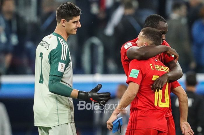 Thibaut Courtois (kiri), Eden Hazard, dan Romelu Lukaku saling menghibur usai timnas Belgia dikalahkan Prancis pada laga semifinal Piala Dunia 2018 di Saint-Petersburg Stadium, Selasa (10/7/2018) .