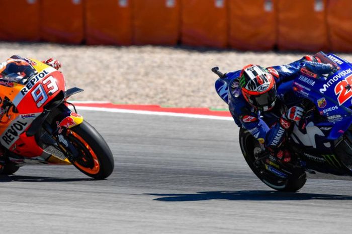 Pebalap Movistar Yamaha, Maverick Vinales (#25), berada di depan Marc Marquez (Repsol Honda) pada balapan MotoGP Belanda di Sirkuit Assen, Minggu (1/7/2018).