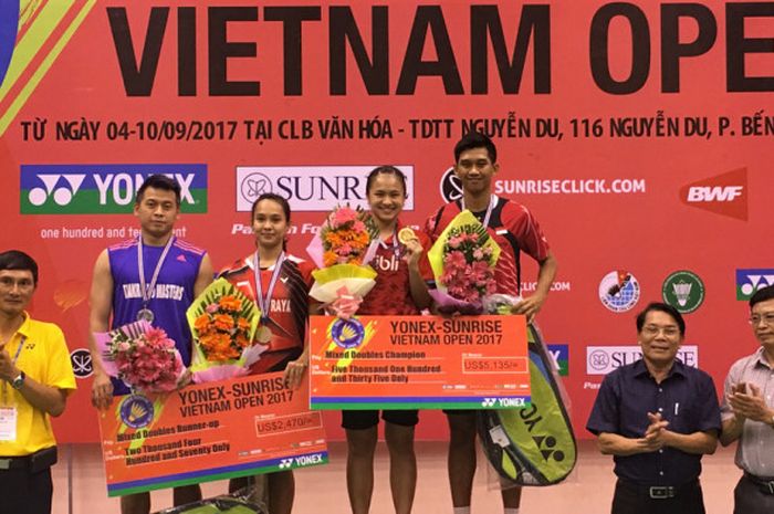 Alfian Eko Prasetya (tiga dari kanan) dan Melati Daeva Oktavianti saat menyabet gelar juara Vietnam Open 2017 setelah menang 21-14, 21-14 atas sang kompatriot, Riky Widianto/Masita Mahmudin pada Minggu (10/9/2017).