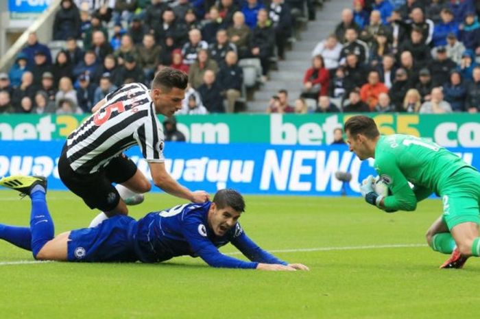  Striker Chelsea, Alvaro Morata, terjatuh saat dikawal bek Newcastle United, Fabian Schaer, dalam partai Liga Inggris di Stadion St james' Park, Newcastle-upon-Tyne, 26 Agustus 2018. 