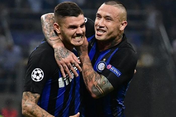 Striker Inter Milan, Mauro Icardi (kiri), merayakan golnya ke gawang Tottenham Hotspur bersama Radja Nainggolan dalam partai Liga Champions  di Stadion Giuseppe Meazza, Milan, 18 September 2018.