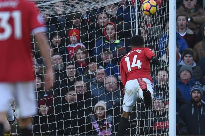 Penyerang Manchester United, Jesse Lingard, mencetak gol ke gawang Chelsea pada Liga Inggris di Stadion Old Trafford, Manchester, Minggu (25/2/2018). 