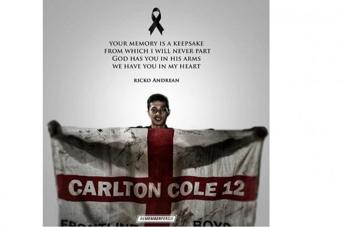 salah satu foto Ricko Andrian membawa bendera Inggris bertuliskan Carlton Cole