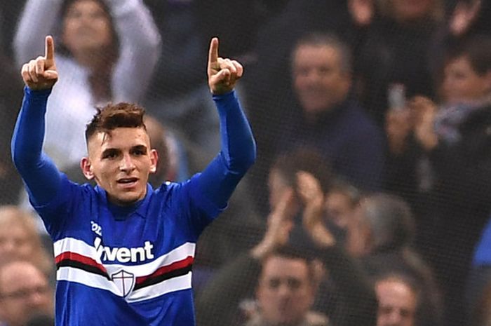 Selebrasi gelandang Sampdoria, Lucas Torreira, setelah mencetak gol dalam kemenangan 3-2 atas Juventus, Minggu (19/11/2017) di Stadion Luigi Ferraris, Genoa.