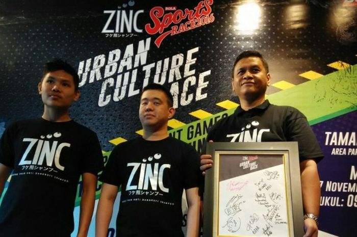 Manager Marcomm BOLA, Benhard Sitorus (paling kanan), Steven Sean, Junior Brand Manager ZINC Indonesia (tengah), dan Ardhi, freestyler Indonesia berbicara dalam Konferensi pers ZINC BOLA Sports Race 2016, Selasa (15/11/2016), di Conclave cafe, Jakarta.