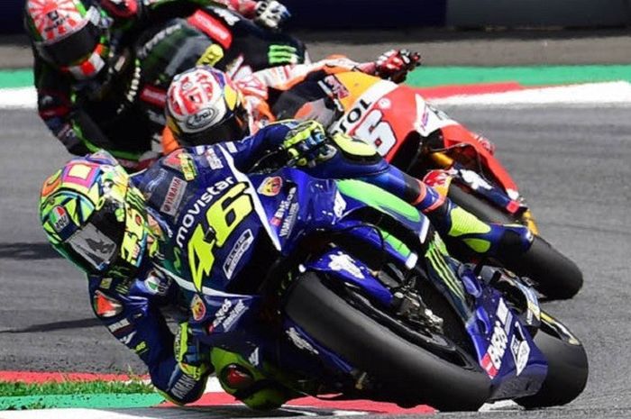 Valentino Rossi bertarung dengan Dani Pedrosa dan Johann Zarco saat MotoGP Austria, Minggu (13/8/2017).