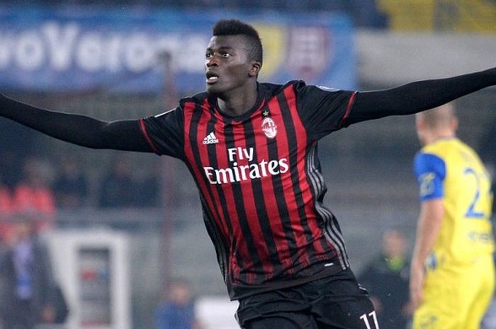 Pemain AC Milan, M'baye Niang, merayakan gol yang dia cetak ke gawang Chievo dalam pertandingan Serie A di Stadio Marc'Antonio Bentegodi, Verona, Italia, 16 Oktober 2016.