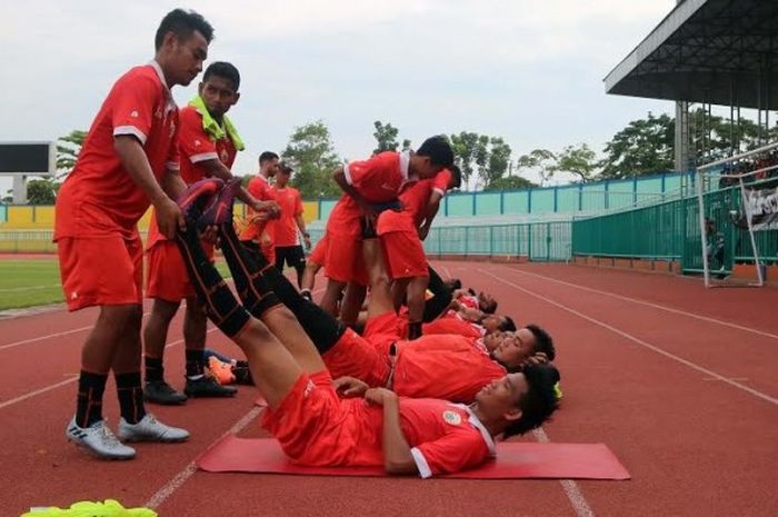 Para pemain Persija melakukan pendinginan pasca latihan dalam sesi uji lapangan jelang laga Cilacap Cup 2017 di Stadion Wijaya Kusuma, Cilacap, Kamis (23/3/2017). 